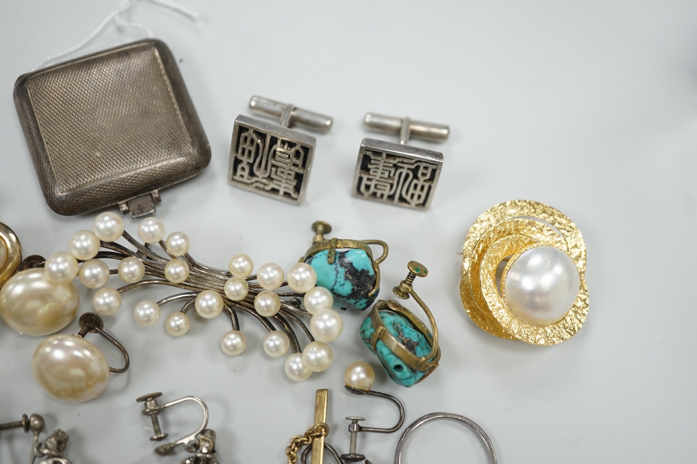 A 1930's engine turned silver travelling timepiece, Birmingham, 1934, 39mm and a group of assorted costume jewellery.